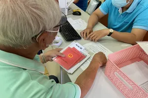 Đăng ký thường trú cho cháu vào nhà ông nội, được không?