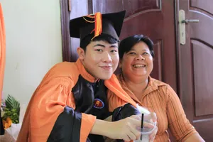 Nhà có mẹ, con vẽ ước mơ