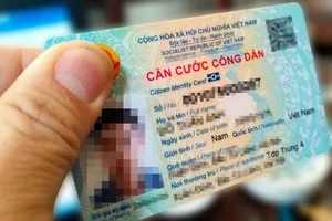 Để quản lý khách đến thuê phòng, cơ sở lưu trú chỉ kiểm tra giấy tờ tùy thân của khách lưu trú như CMND hoặc CCCD, ghi thông tin của khách vào sổ quản lý chứ không được giữ CCCD của khách. Ảnh: Phi Hùng