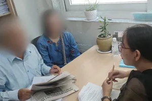 Phóng viên đang tiếp nhận thông tin từ bạn đọc. Ảnh: NGUYỄN HIỀN