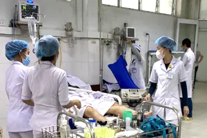 Các bác sĩ đang hồi sức tim phổi cho bệnh nhân tại phòng cấp cứu.