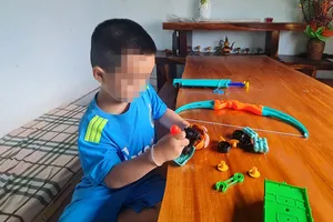 Bé trai 4 tuổi bị bỏ rơi ven đường ở Đắk Lắk. Ảnh: TD