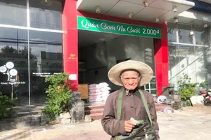 Như bao người bán vé số khác, ông từng là thực khách của quán cơm Nụ Cười (Phan Rang)