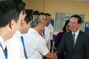 Chủ tịch nước Võ Văn Thưởng vui mừng và xúc động khi về thăm trường cũ.