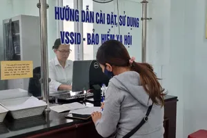 Người lao động ở Quảng Nam làm hồ sơ nhận BHXH 1 lần tại BHXH tỉnh Quảng Nam, sau thời gian nghỉ việc ở TP.HCM. Ảnh: V.LONG