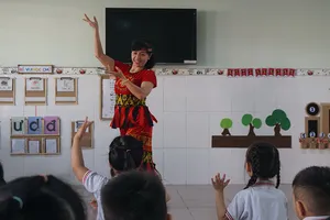 Cô Võ Thị Mỹ Dung, giáo viên Trường Mầm non Anh Đào, quận Gò Vấp (người nhận giải thưởng Võ Trường Toản năm nay) đang dạy múa cho học trò. Ảnh: NGUYỄN QUYÊN