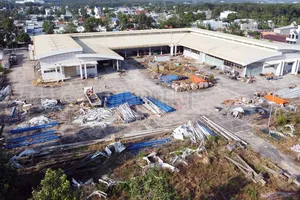 Chợ ở Bình Dương bỏ hoang hơn chục năm, nhưng dân phải buôn bán lề đường