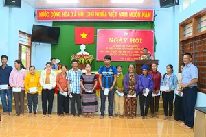 Trao tặng 33 suất quà cho các hộ nghèo, khó khăn trong thôn 2, xã An Hưng, huyện An Lão nhân Ngày hội đại đoàn kết toàn dân tộc 2023. Ảnh: HỮU BÁ