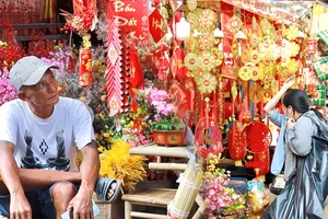 Phố bán đồ trang trí tết lớn nhất TP.HCM: Tiểu thương than vắng khách!