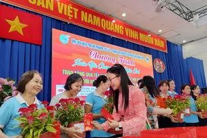 100 chậu hoa cảnh tặng Hội viên phụ nữ khó khăn vui xuân đón tết