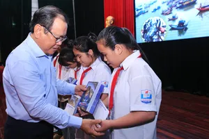 Toàn cảnh chương trình 'Cùng ngư dân thắp sáng đèn trên biển' tại Thanh Hoá