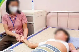 Trèo lên cột điện bắn chim, bé trai bị bỏng điện độ 4