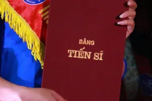 Theo Thông tư số 08/2017, để có bằng tiến sĩ, người có bằng tốt nghiệp đại học được đào tạo trong 4 năm. Trường hợp đặc biệt thì được rút ngắn thời gian đào tạo. Việc rút ngắn trong thời gian bao lâu thuộc thẩm quyền của thủ trưởng cơ sở đào tạo và không có quy định định lượng cụ thể