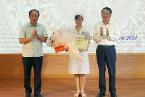 Khen thưởng nữ điều dưỡng cấp cứu bé sơ sinh ngừng tim, ngừng thở trên xe taxi