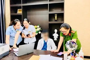 Lạ lùng cơ sở khám bệnh trong tiệm hớt tóc, 'bác sĩ' khám bệnh có chuyên ngành văn hóa