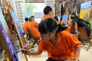 Lớp học vẽ miễn phí giúp người khiếm thính sống tốt với nghề