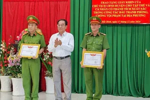 Biểu dương 2 tập thể xuất sắc vận động nhóm thanh niên giao nộp vũ khí