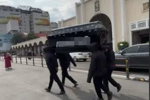 Chiêu trò quảng cáo: Sáng tạo tới mức...khiêng quan tài là thua rồi! 