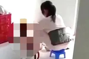 Bến Tre: Tạm đình chỉ cơ sở mầm non nhồi nhét thức ăn vào miệng trẻ