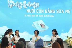 'Cùng bác sĩ nuôi con bằng sữa mẹ' với 100 câu hỏi thường gặp