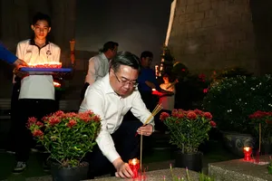 TP.HCM: Thắp nến, dâng hương tri ân các anh hùng liệt sĩ 