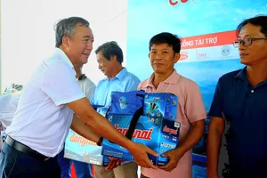 Chùm ảnh chương trình "Cùng ngư dân thắp sáng đèn trên biển" tại TP Huế