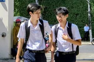 Tranh luận về việc sinh toàn tỉnh mặc đồng phục giống nhau