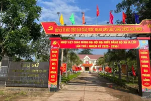 Đổi hoa chúc mừng thành quà tặng cho học sinh nghèo