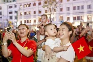 Tặng 100.000 đồng/người cho toàn dân: Món quà đi vào lịch sử