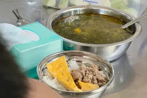 Vụ thực phẩm bẩn vào bếp bán trú tại Đà Lạt: Gia hạn tạm đình chỉ hiệu trưởng thêm 15 ngày