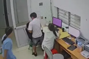 Tạm giữ hình sự người đàn ông kẹp cổ, dọa 'chọc bút vào mặt' nữ bác sĩ