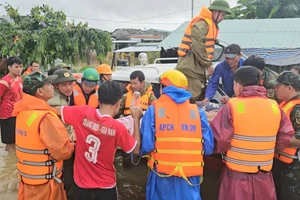 Vượt lũ dữ đưa Mẹ Việt Nam Anh hùng bị gãy chân đến bệnh viện cấp cứu