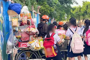 Hàng rong trước cổng trường: Cần sớm dẹp bỏ!