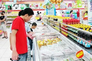 Giá cả hàng hóa tăng khiến đời sống người dân gặp khó khăn.