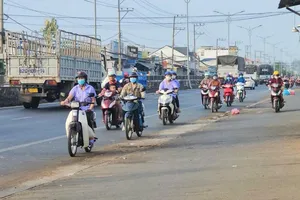 Nhiều công nhân thản nhiên chạy ngược chiều.