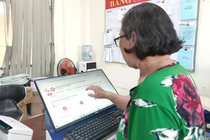 Người dân nhập thông tin đăng ký thủ tục hành chính trực tuyến.