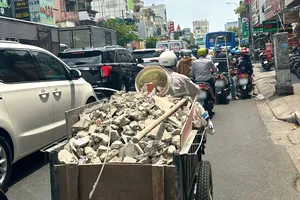 Xe chở xà bần để rơi vãi xuống đường có bị phạt?