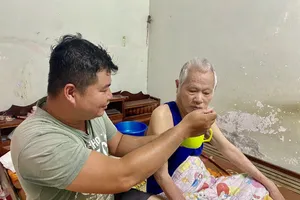 Cảm phục chàng trai 9x hiếu thảo chăm cha mẹ nằm liệt giường