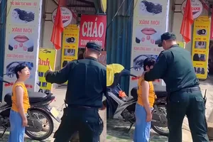 Chiến sĩ Cảnh sát cơ động tặng còi cho em bé nhận về cơn mưa lời khen