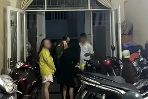 Kiểm tra cư trú lúc nửa đêm, người dân được từ chối không?