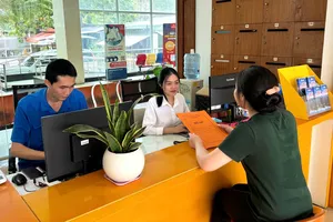 Nở rộ 'bẫy' lừa đảo đính đá tranh tại nhà 