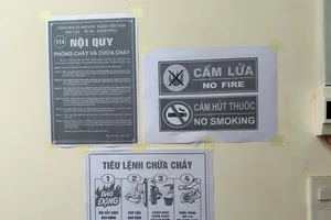 Nhà trọ dán bảng nội quy, tiêu lệnh PCCC bằng bảng in không màu, có được không? 