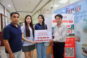 Nghệ sĩ Quyền Linh và 2 con gái hỗ trợ bà con bão lũ thông qua báo Pháp Luật TP.HCM