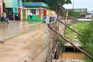 TP.HCM: Những hố sâu không có rào chắn trước trường học tiềm ẩn nhiều rủi ro