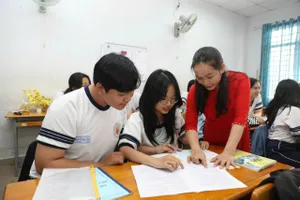 Miễn học phí cho con giáo viên: Cần xem xét kỹ!