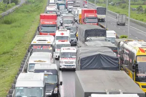 Xe cấp cứu đang đi đón bệnh nhân vẫn là xe ưu tiên