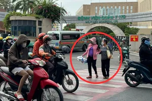 Người dân gặp khó khi đi bộ qua đường Nguyễn Thái Sơn