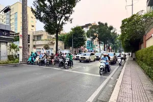 Thực hiện Nghị định 168: Người dân TP HCM hết dám "leo lề, vượt đèn đỏ, chạy ngược chiều"