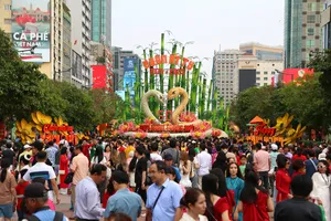 Linh vật rắn ở đường hoa Nguyễn Huệ được giữ đến cuối tháng 2