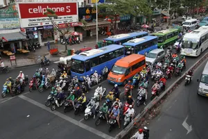 Sử dụng điện thoại khi dừng đèn đỏ, có bị phạt?